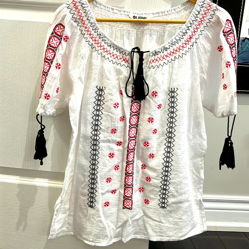 NWOT Boho top with embroidery